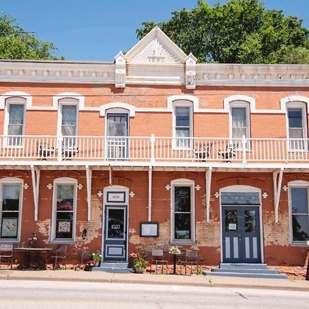 The Burlington Hotel & Bar - Alma Wi Экстерьер фото