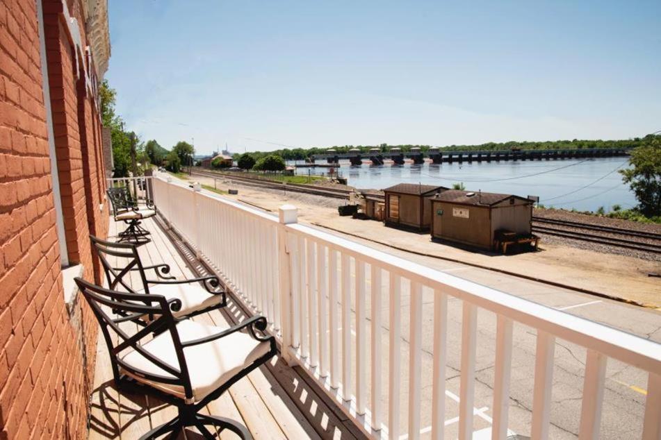 The Burlington Hotel & Bar - Alma Wi Экстерьер фото