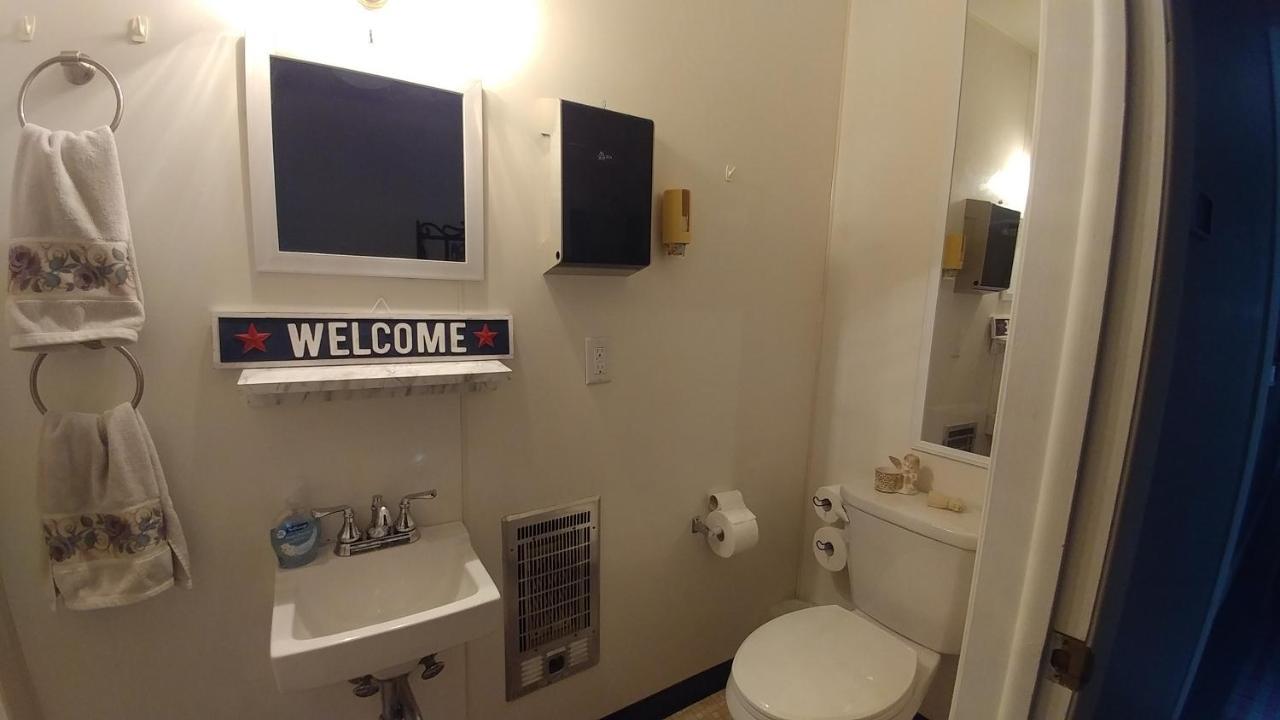 The Burlington Hotel & Bar - Alma Wi Экстерьер фото