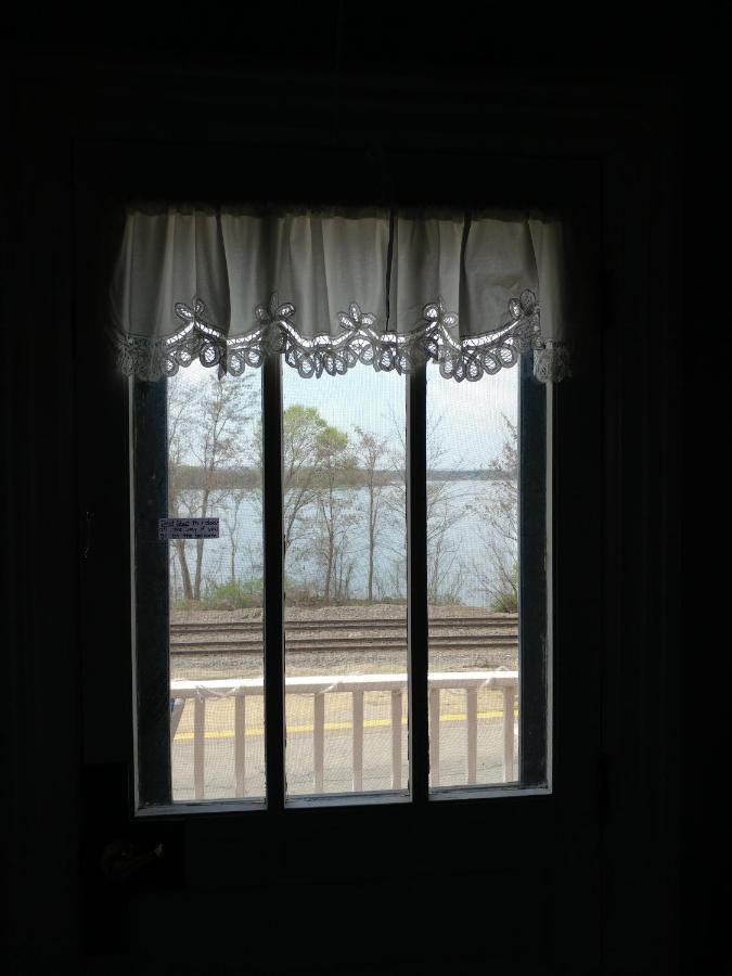 The Burlington Hotel & Bar - Alma Wi Экстерьер фото