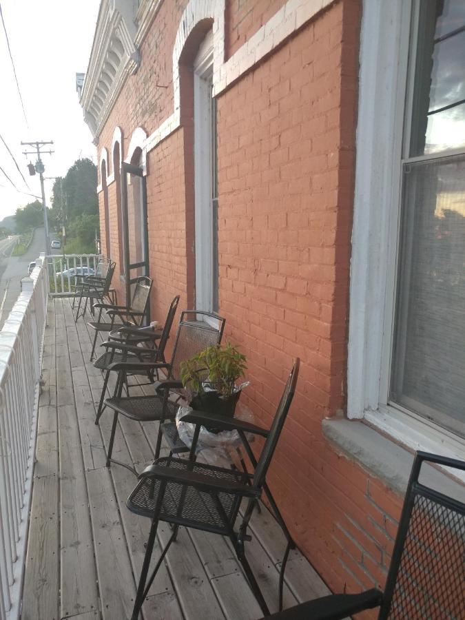 The Burlington Hotel & Bar - Alma Wi Экстерьер фото